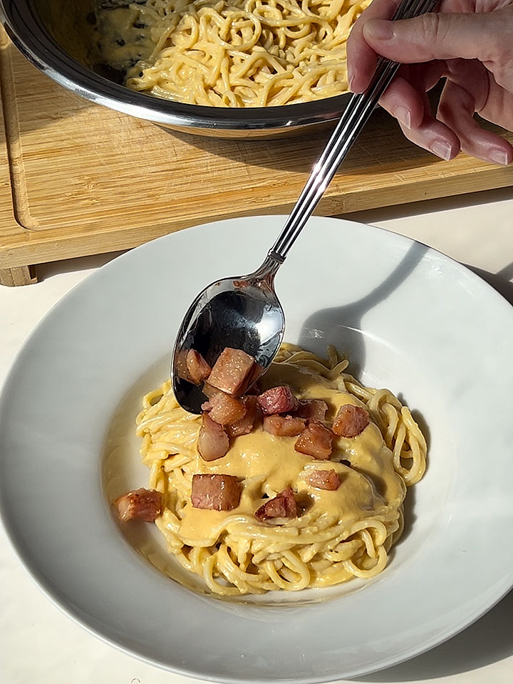 Espaguetis huancaína con panceta - La Sarita