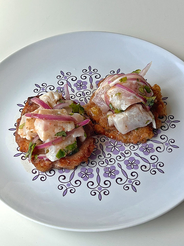 Tortitas de Choclo con Ceviche de Lubina - La Sarita