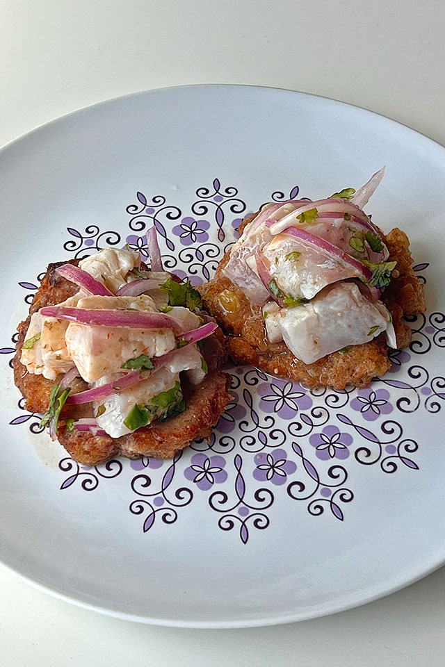 Tortitas de Choclo con Ceviche de Lubina - La Sarita